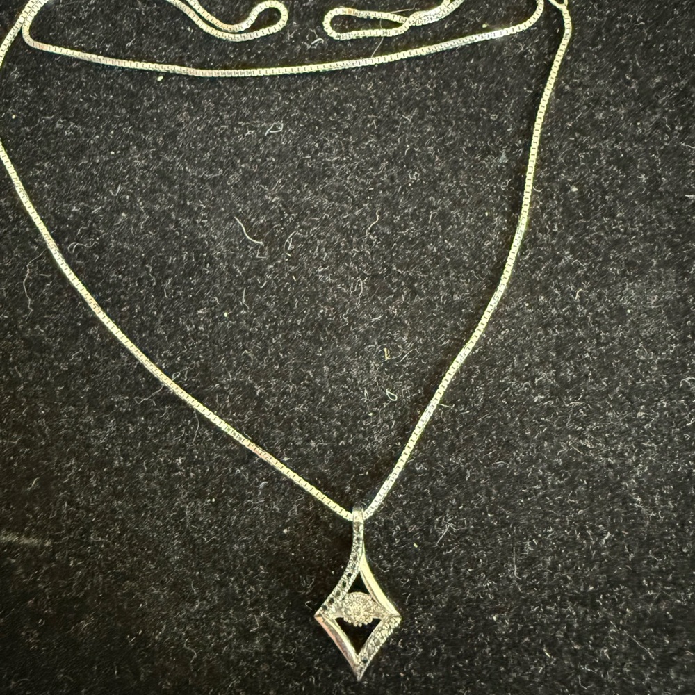 Elegant Silver chain and silver pendant with black and white diamonds - Picture 2 of 5